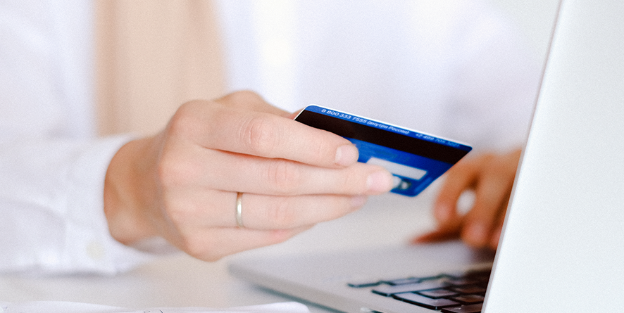 El pago de gastos corporativos cambia en España. La solicitud de tarjetas crece un 215%
